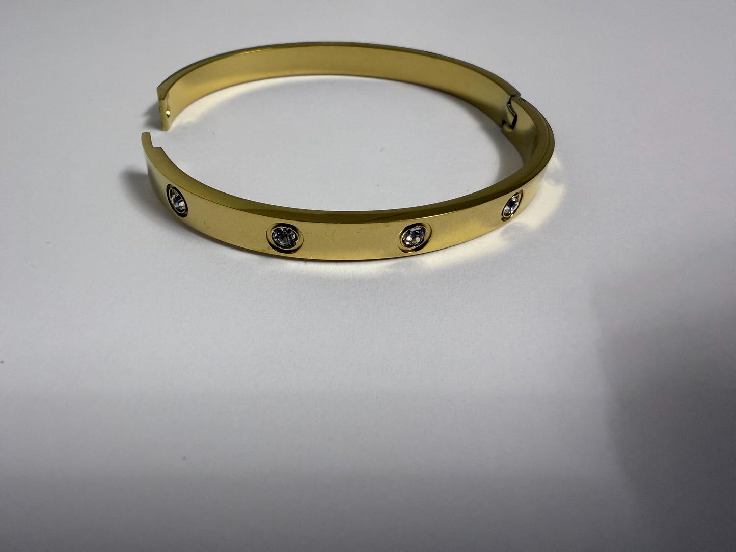 Bracciale rigido a cerchio chiuso placcato oro 18K con zirconi incastonati, gioiello elegante e raffinato perfetto per ogni occasione ,festa