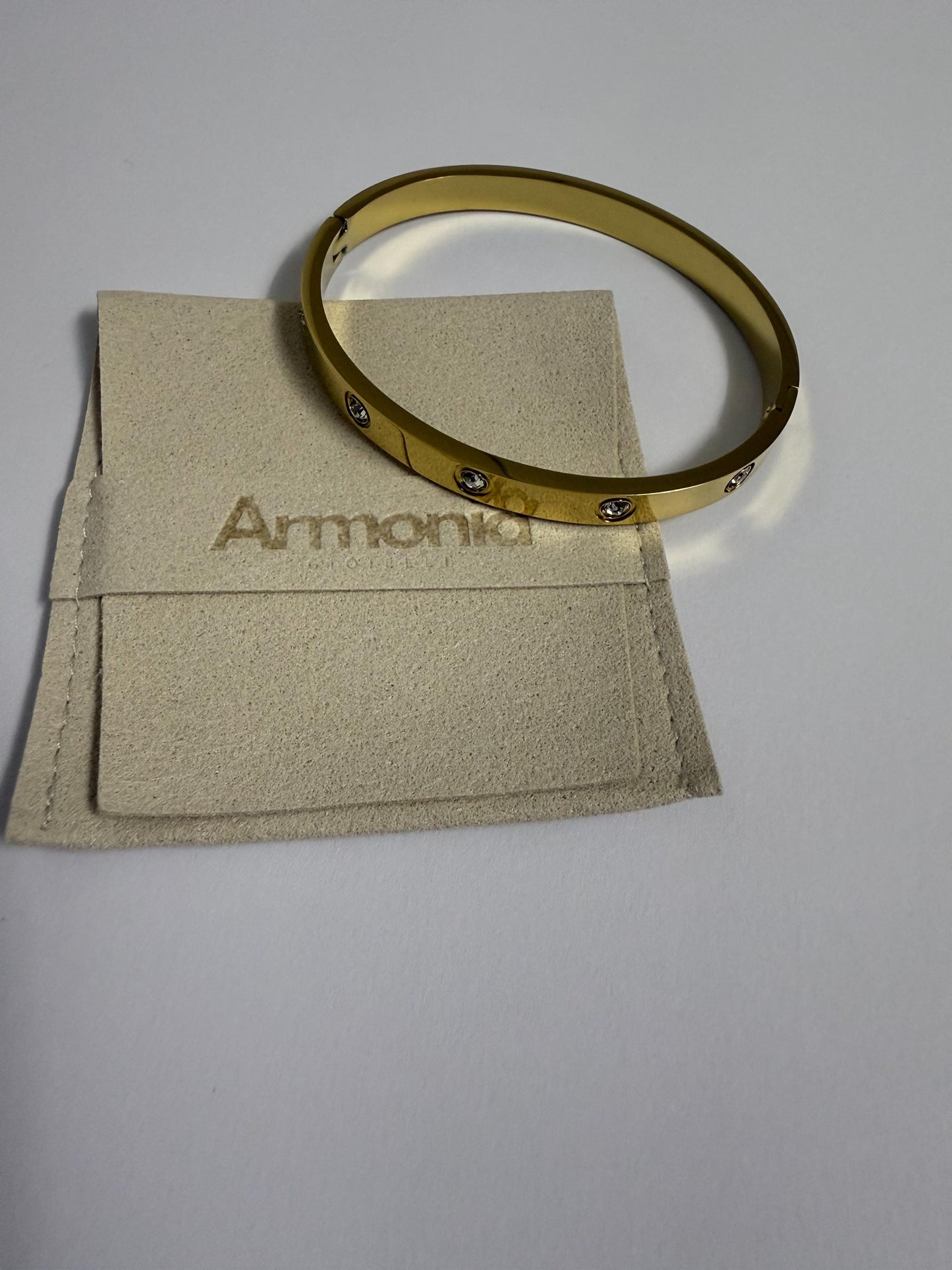 Bracciale rigido a cerchio chiuso placcato oro 18K con zirconi incastonati, gioiello elegante e raffinato perfetto per ogni occasione ,festa