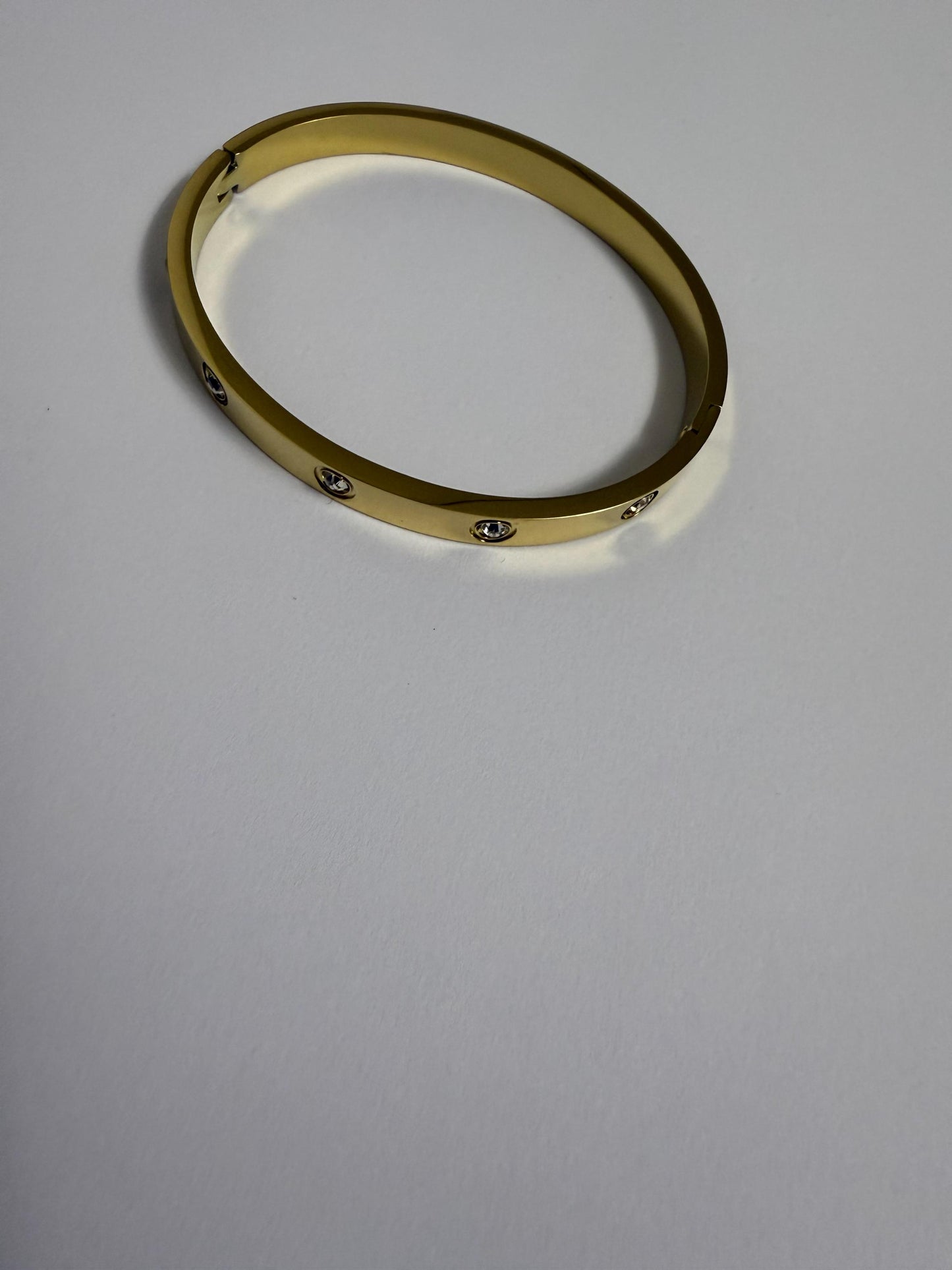 Bracciale rigido a cerchio chiuso placcato oro 18K con zirconi incastonati, gioiello elegante e raffinato perfetto per ogni occasione ,festa