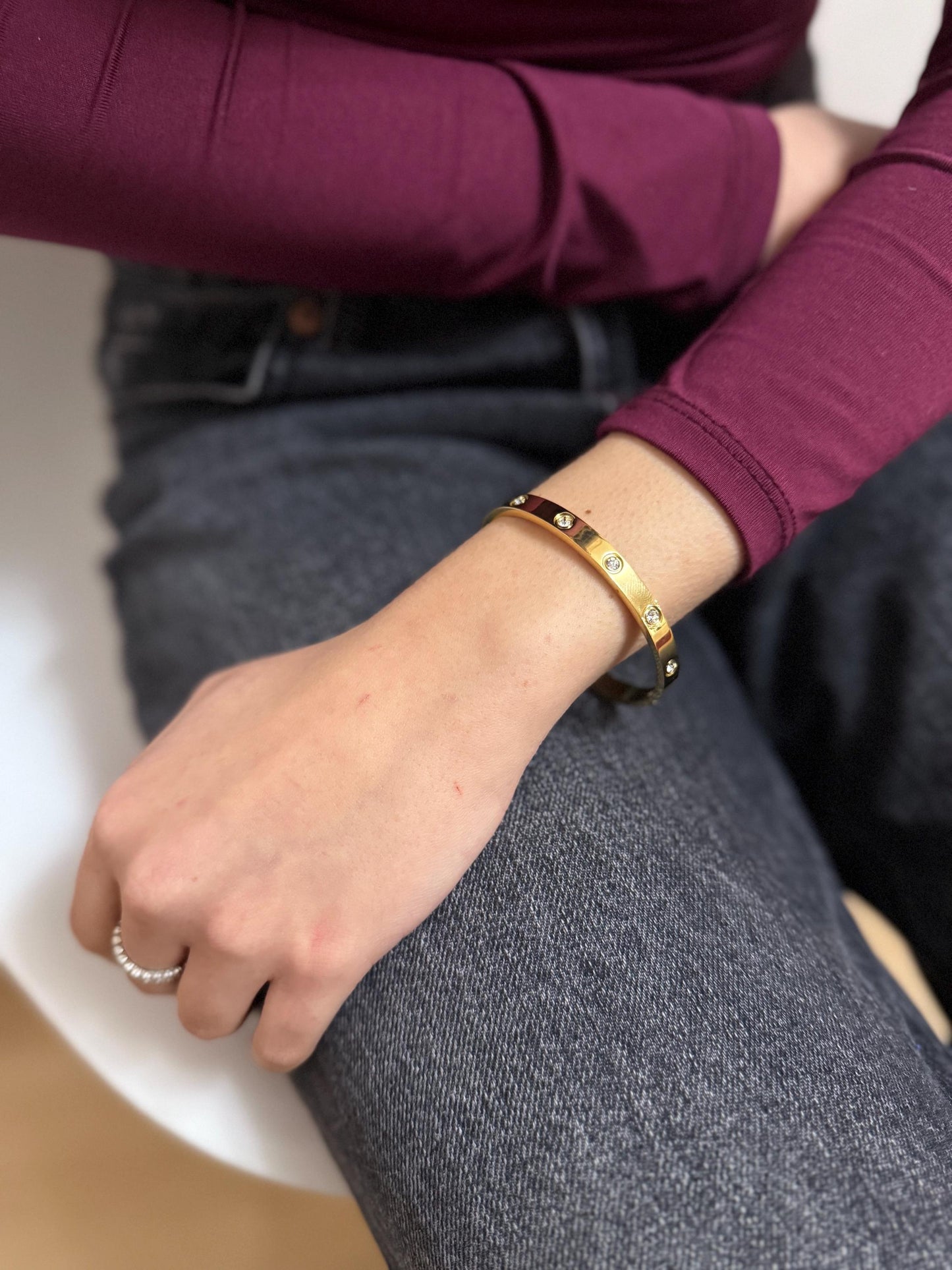 Bracciale rigido a cerchio chiuso placcato oro 18K con zirconi incastonati, gioiello elegante e raffinato perfetto per ogni occasione ,festa