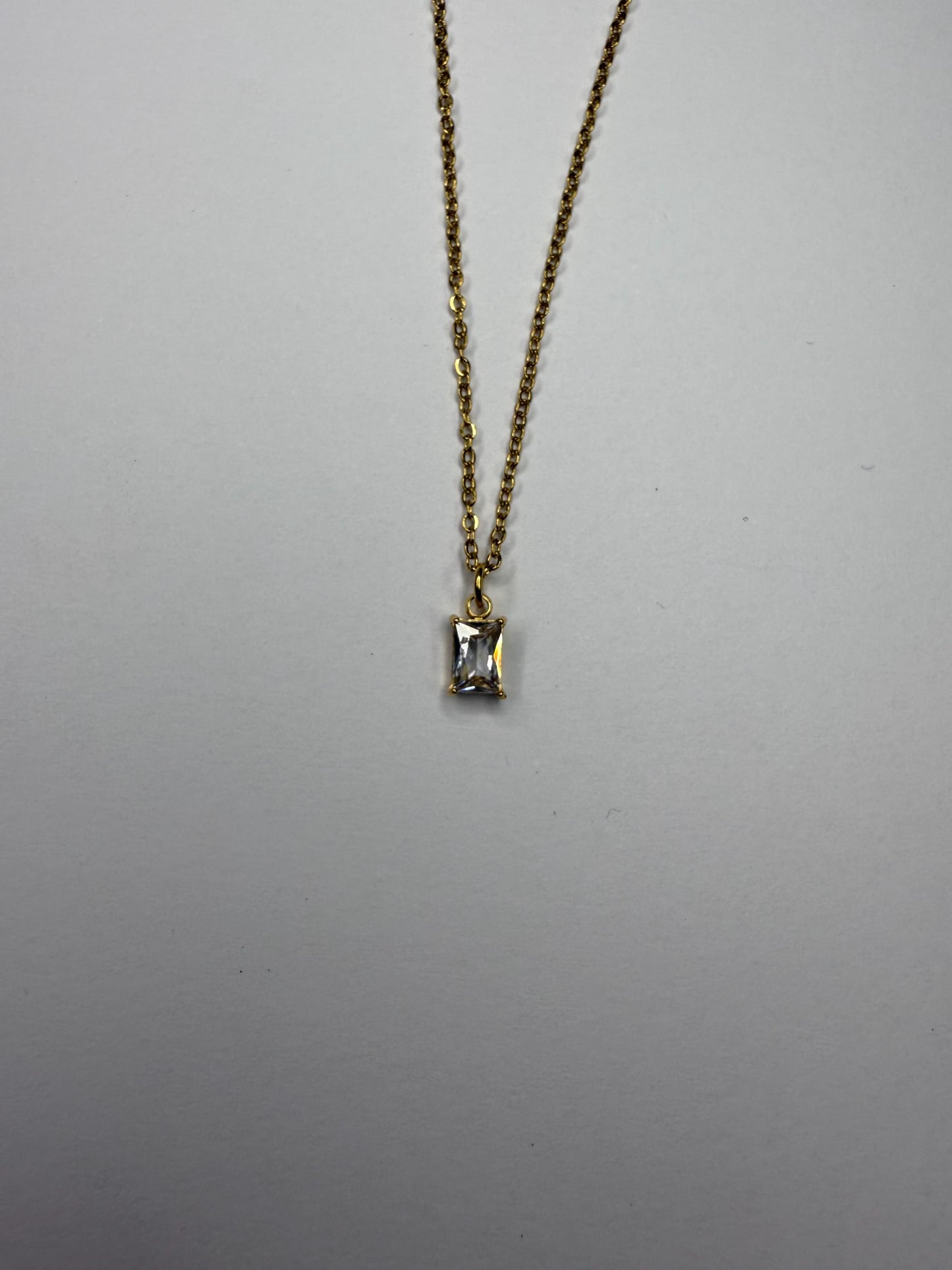 Collana con Catenina Placcata Oro 18k e Ciondolo con Zirconi Colorati Gioiello Elegante, Brillante e Perfetto per Ogni Occasione, chic