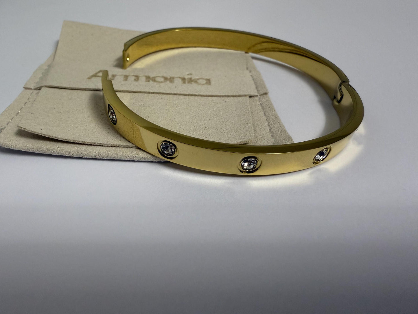 Bracciale rigido a cerchio chiuso placcato oro 18K con zirconi incastonati, gioiello elegante e raffinato perfetto per ogni occasione ,festa