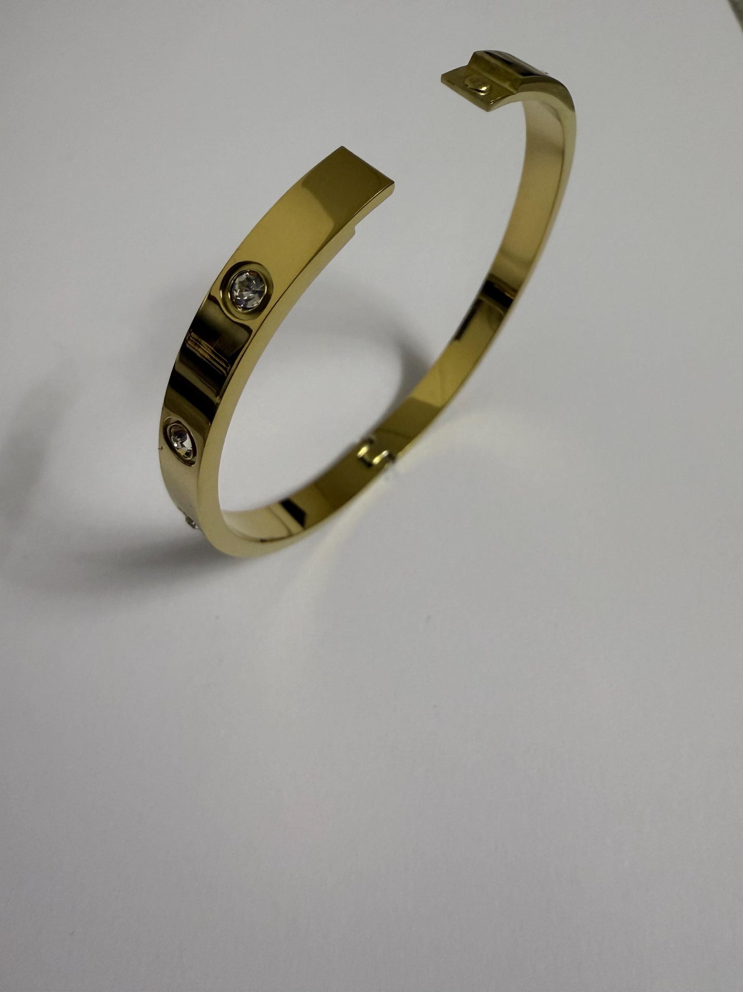 Bracciale rigido a cerchio chiuso placcato oro 18K con zirconi incastonati, gioiello elegante e raffinato perfetto per ogni occasione ,festa