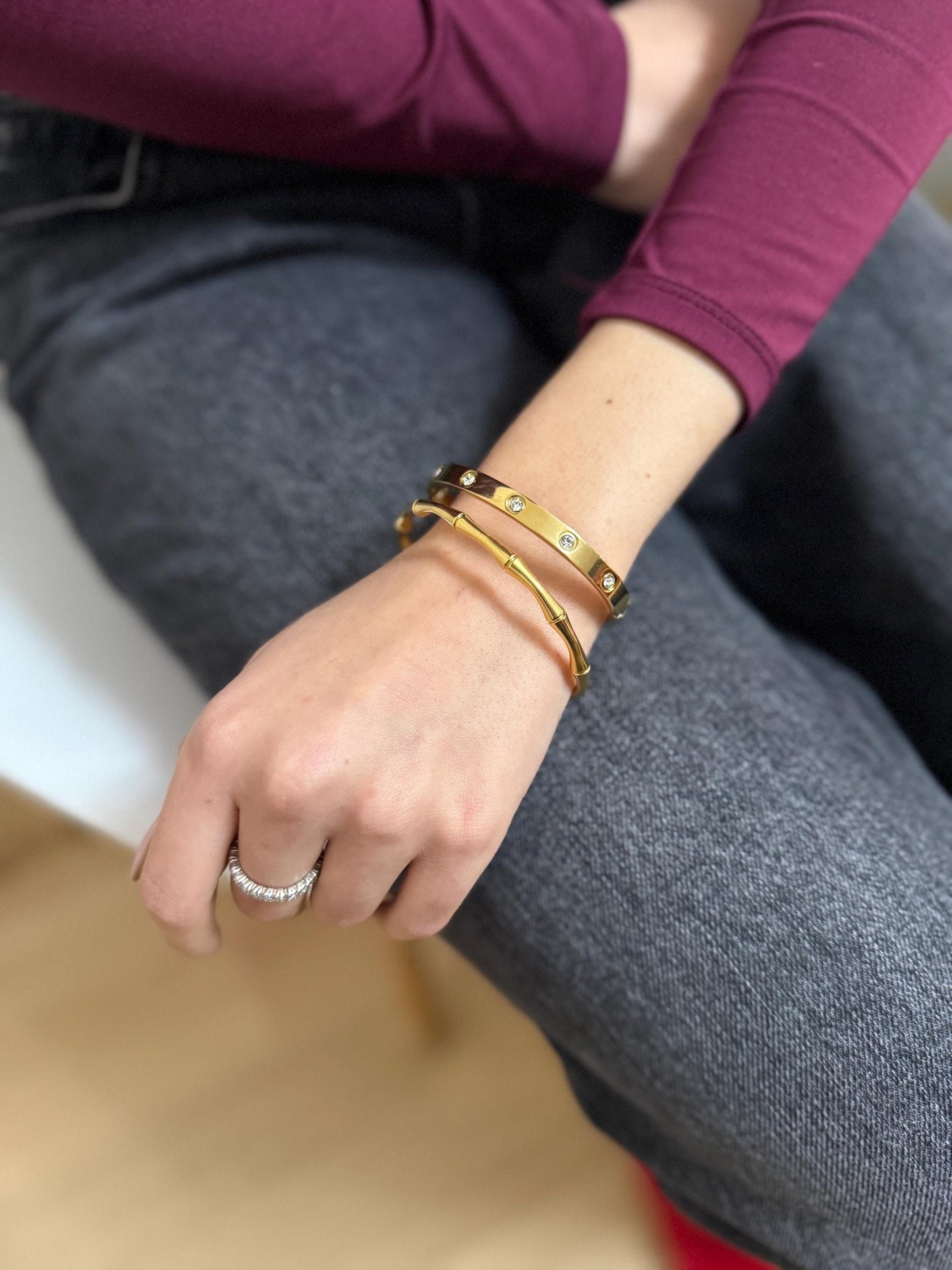 Bracciale rigido a cerchio chiuso placcato oro 18K con zirconi incastonati, gioiello elegante e raffinato perfetto per ogni occasione ,festa