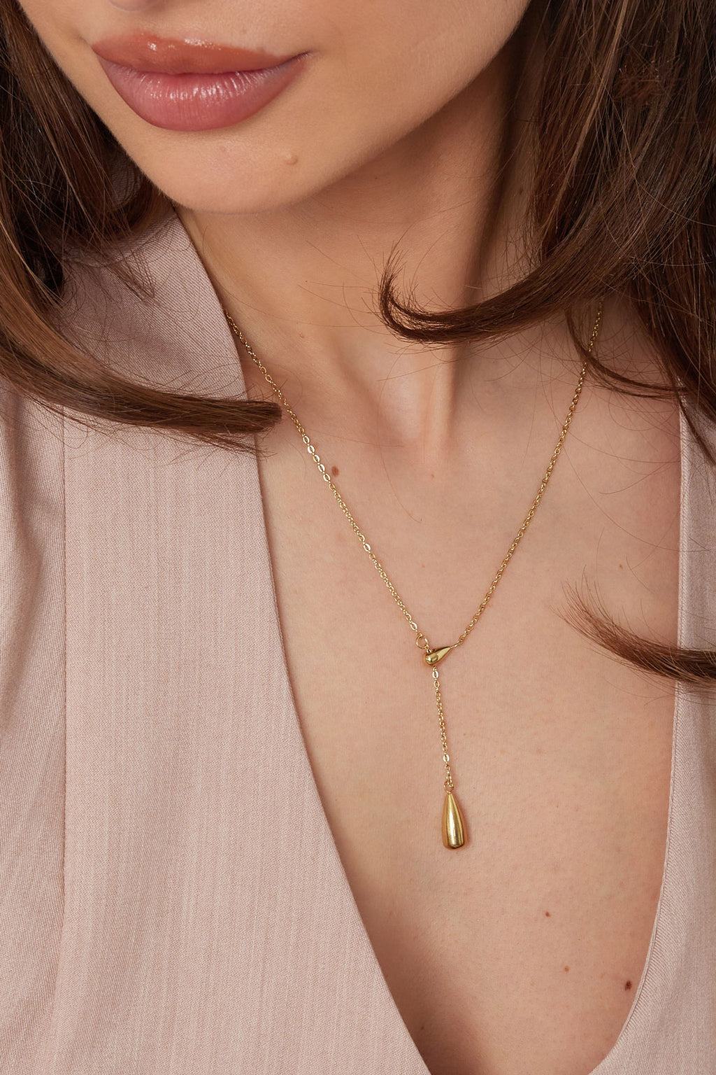 collana con ciondolo a goccia