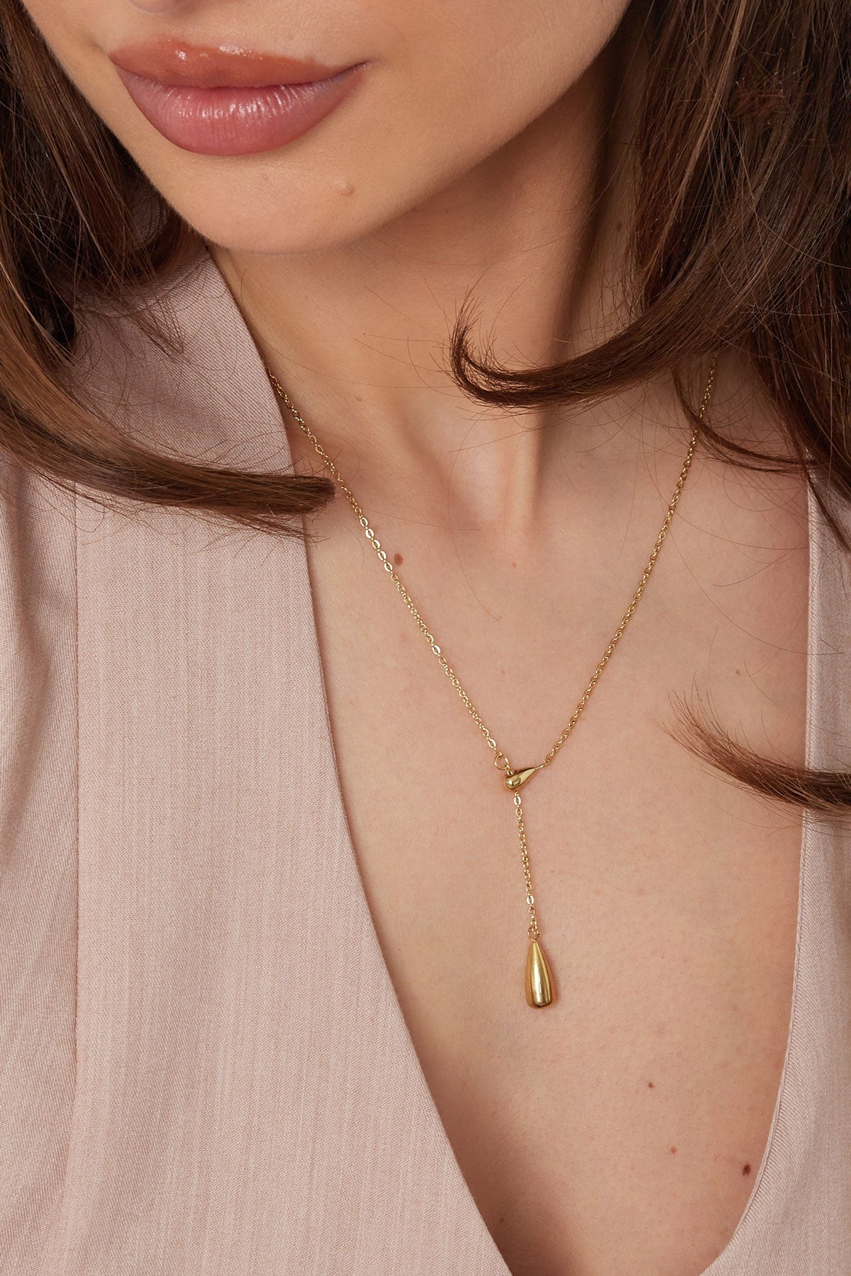 collana con ciondolo a goccia