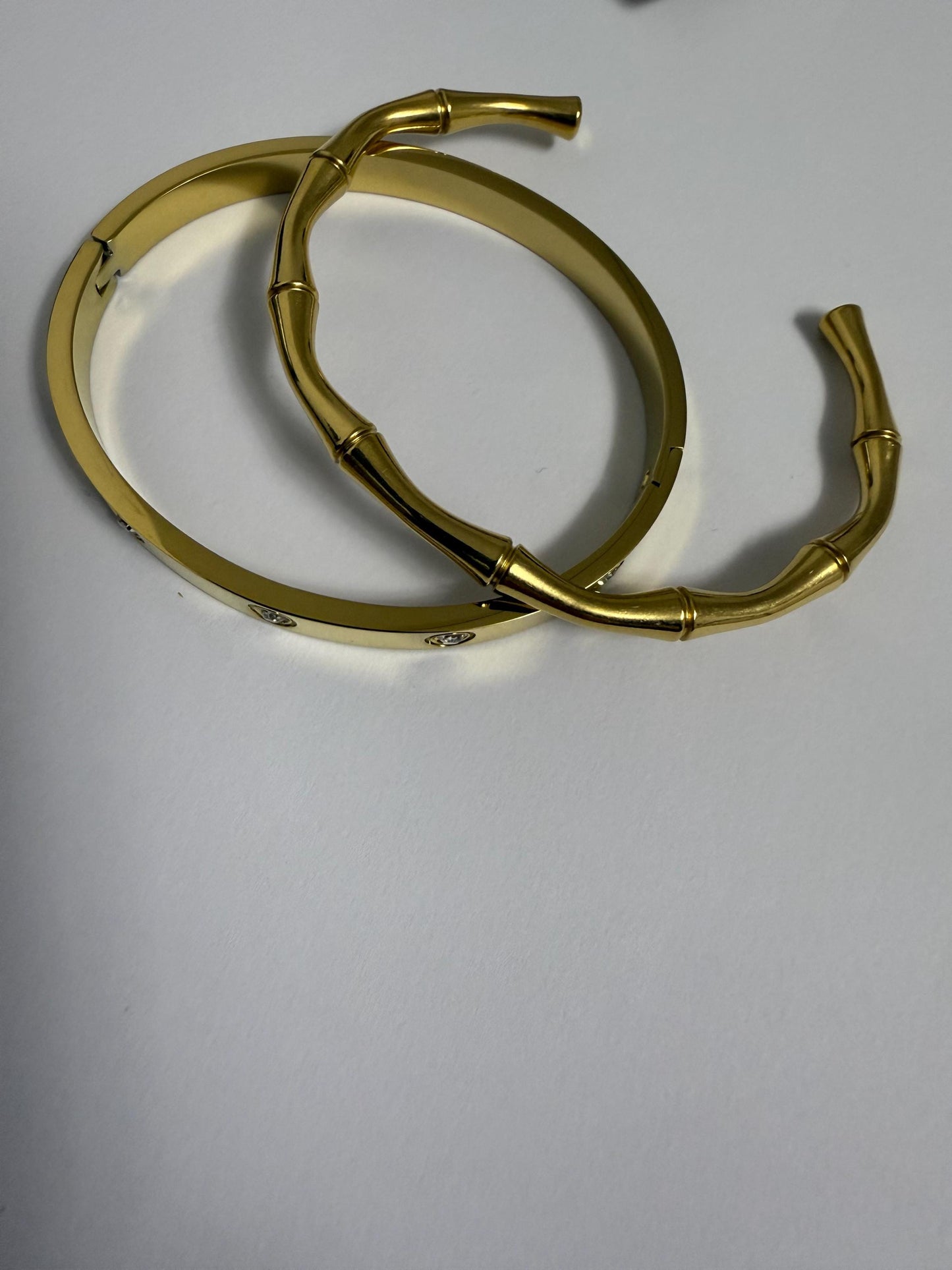 Bracciale rigido a cerchio chiuso placcato oro 18K con zirconi incastonati, gioiello elegante e raffinato perfetto per ogni occasione ,festa